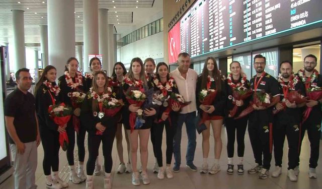 Dünya ikincisi Türkiye U17 Kız Voleybol Milli Takımı çiçeklerle karşılandı