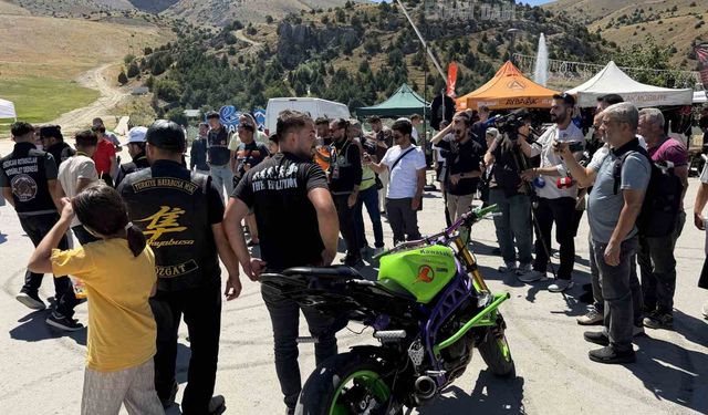 Erzincan'da 'Ergan Motofest' akrobasi şovuyla başladı