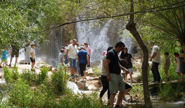 Erzincan'da kavurucu sıcaklarda Girlevik Şelalesi ziyaretçilerin akınına uğruyor