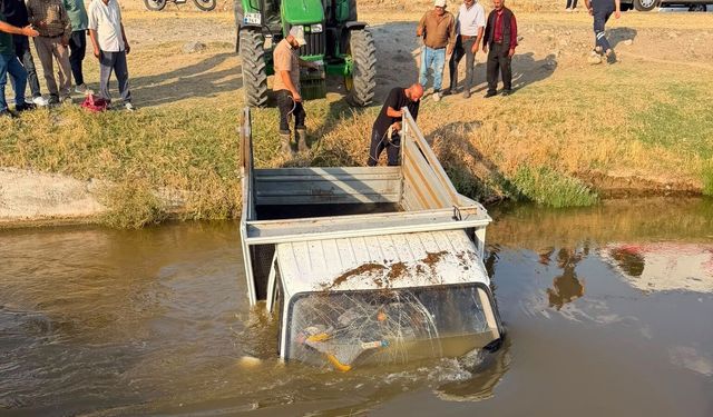 Erzincan'da kontrolden çıkan kamyonet su kanalına düştü