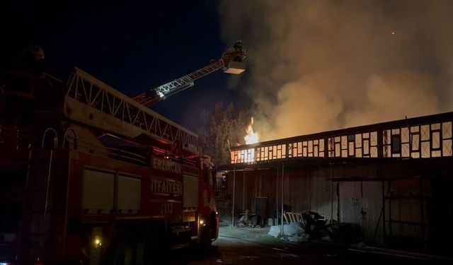 Erzincan'da mobilya imalathanesi alev alev yandı