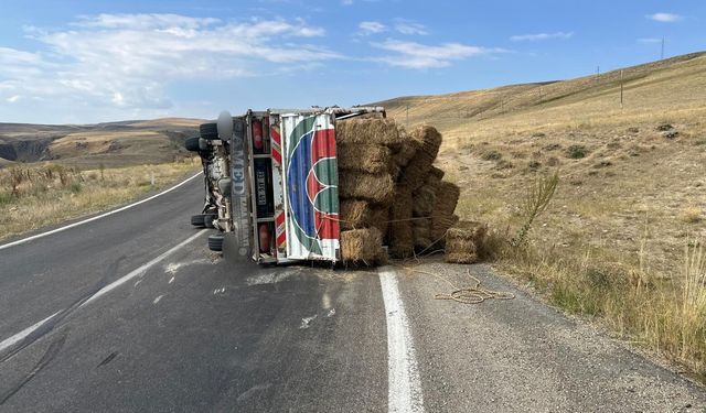 Erzurum'da ot yüklü kamyonet devrildi: 2 yaralı