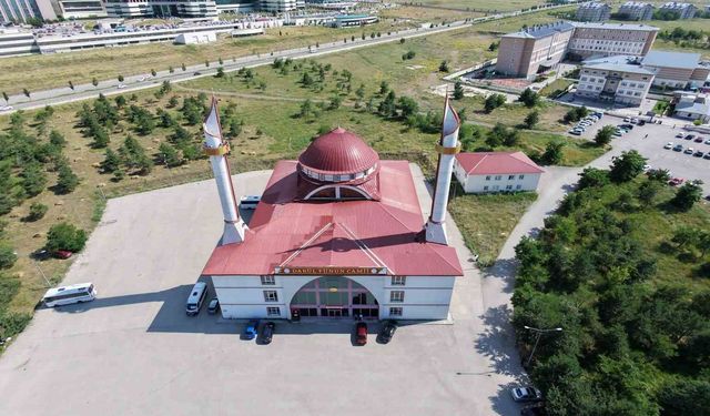 Erzurum'un divit kalem minareli camisi görenleri hayran bırakıyor