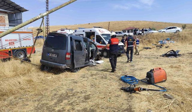 Hafif ticari araç tarlaya uçtu:5 yaralı
