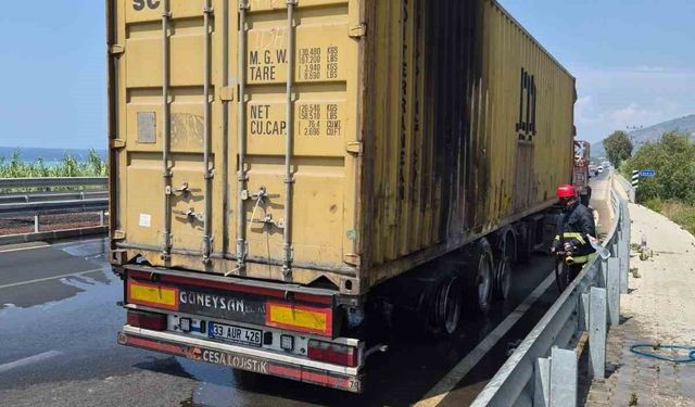 Kömür yüklü tırın lastiği patladı, çıkan yangın büyümeden söndürüldü