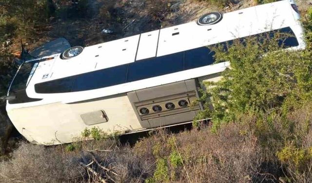Otobüs ve otomobil şarampole devrildi: 2 ölü, 1 yaralı