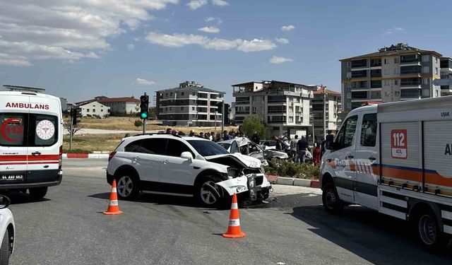 Otomobil ile cip çarpıştı: 3 yaralı