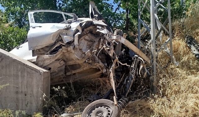 Otomobil menfeze çarptı: 1 ağır yaralı