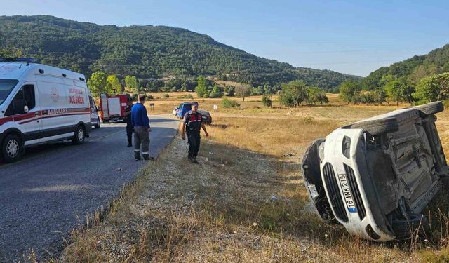Otomobil yan yattı: 5 kişi yaralandı