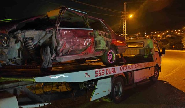 Tırla çarpışan Fiat Tofaş araç hurdaya döndü: 2 yaralı
