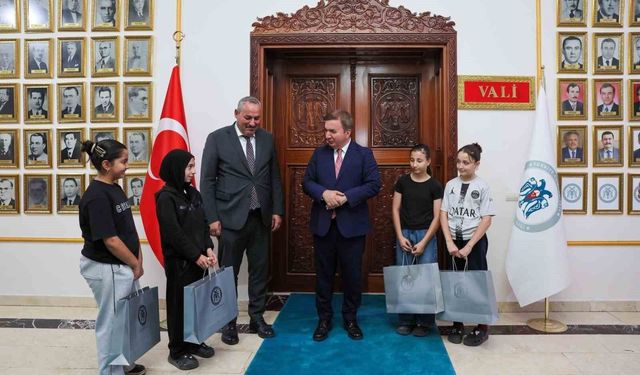 Vali Aydoğdu Sözünü Tuttu, Başarılı Karatecilere Hediyelerini Verdi