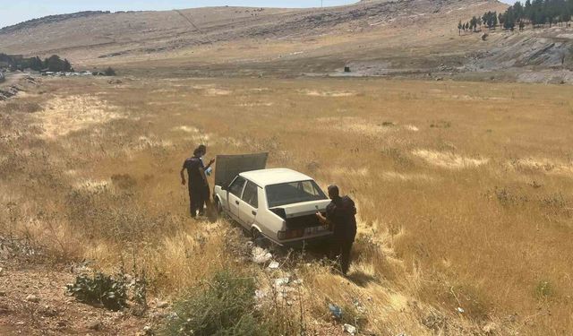 Yol kenarına devrilen otomobil sürücüsü yaralandı