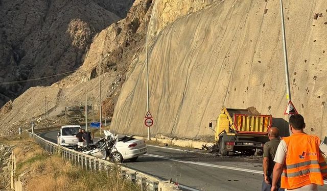 Otomobil ile kamyon kafa kafaya çarpıştı; 1 ölü