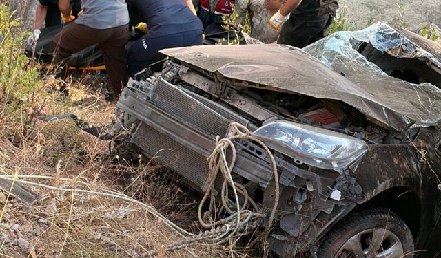 Araç dereye uçtu: 1 ölü, 4 yaralı