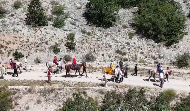 Erzincan'da asırlık gelenek atlı düğün alayıyla yaşatılıyor