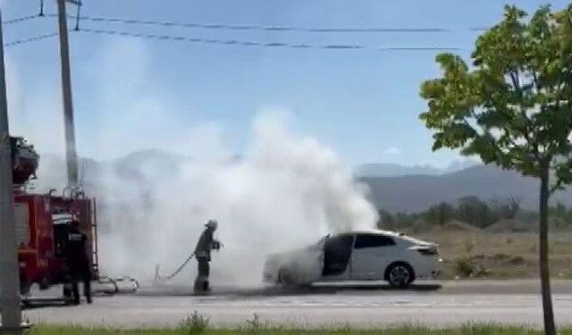 Erzincan’da Seyir Halindeki Otomobil Alev Alev Yandı