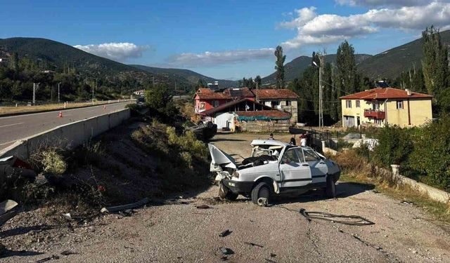 İki otomobil çarpıştı: 1 ölü, 3 yaralı