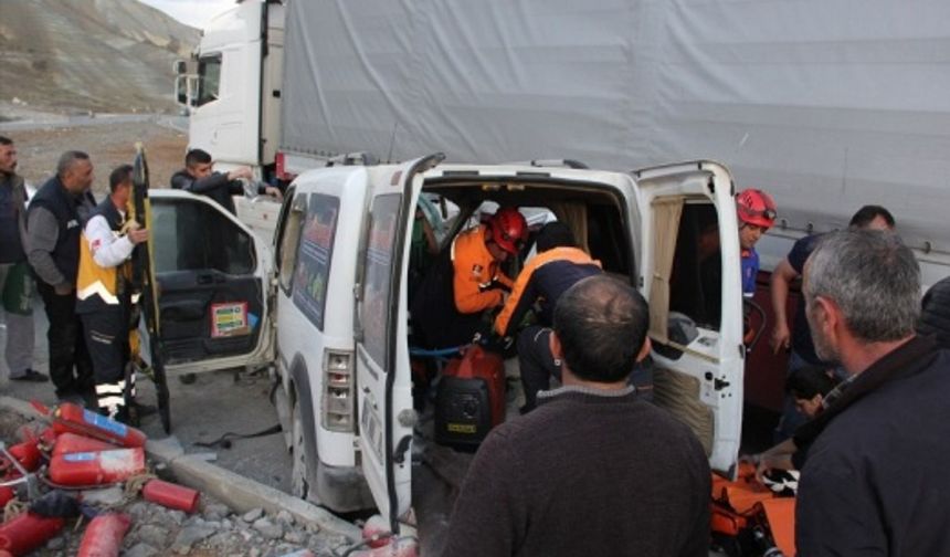 Erzincan'da Feci Kazada Kamyonette sıkışan 2 kişiyi AFAD kurtardı