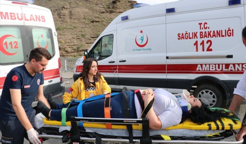 Erzincan'da bayram tatiline gelen aile kaza yaptı: 4 yaralı