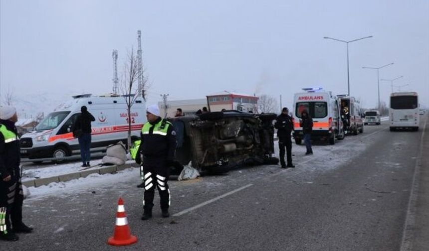Erzincan'da trafik kazası: 4 yaralı