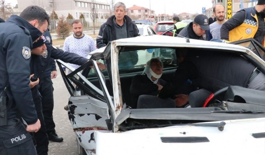 Erzincan'da 2 otomobil çarpıştı: 4 yaralı