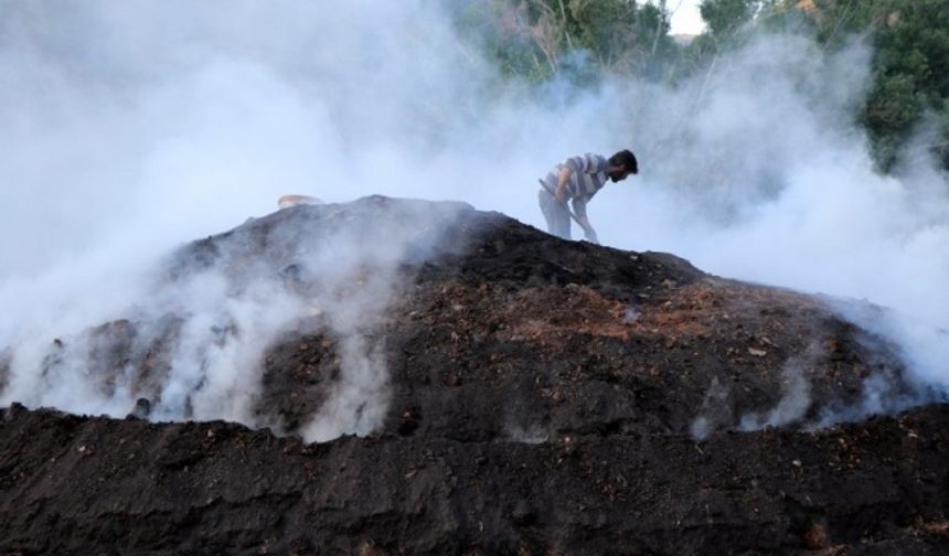Erzincan'da yüzlerinde kömür karasıyla mevsimlik işçiler