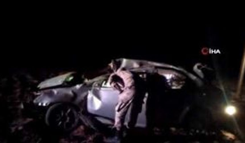 Erzincan'da feci kaza hurdaya dönen otomobilde sıkışan 4 kişi ağır yaralandı