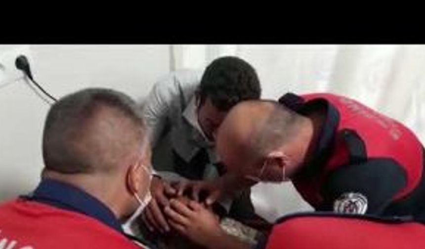 Erzincan'da kaşına batan kanca hastanede itfaiye tarafından çıkarıldı