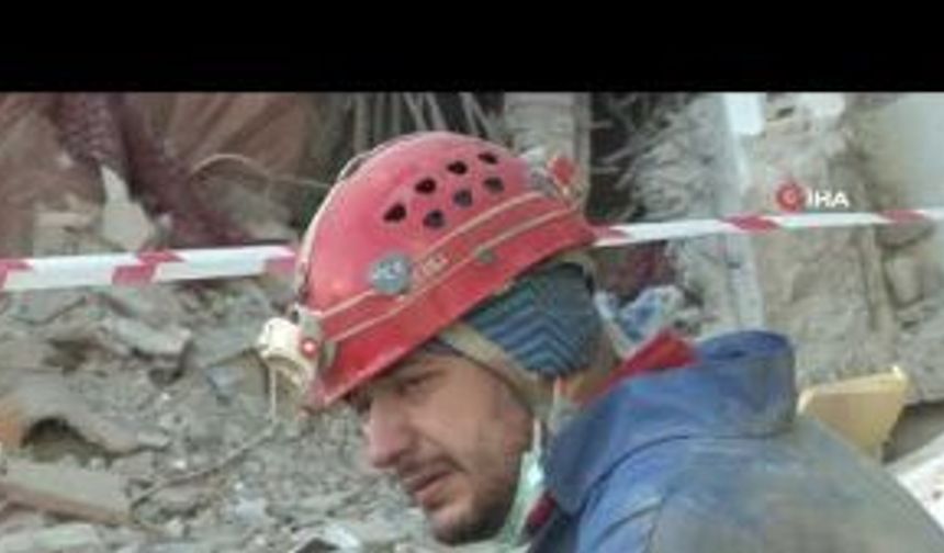 İzmir depreminde arama kurtarma personeli gözyaşlarını tutamadı