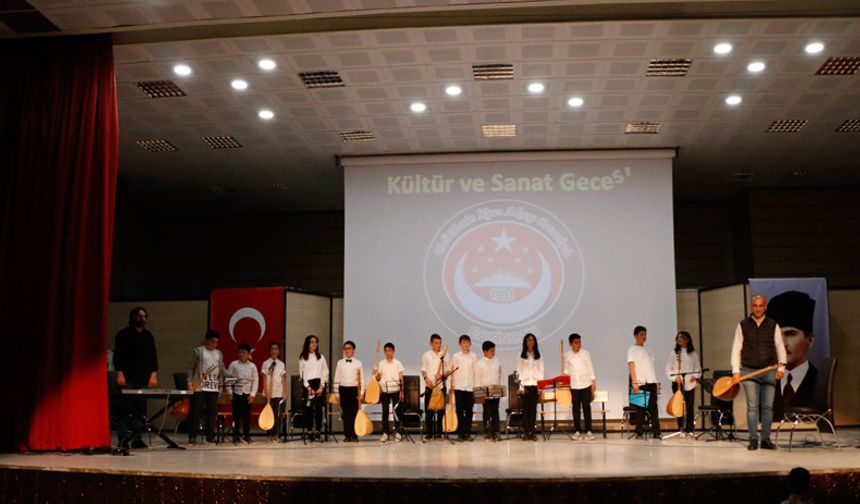 Vali Metin İlyas Aksoy Ortaokulu’ndan Kültür-Sanat Gecesi