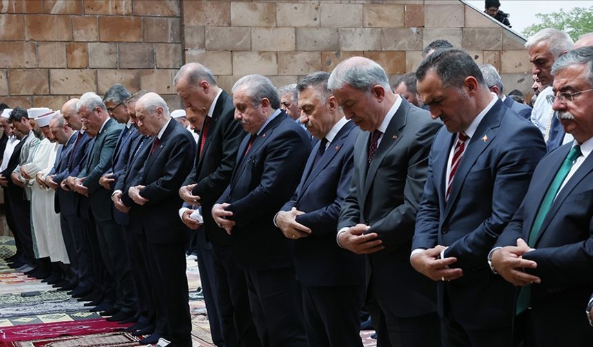 Cumhurbaşkanı Erdoğan cuma namazını Malazgirt'te kıldı