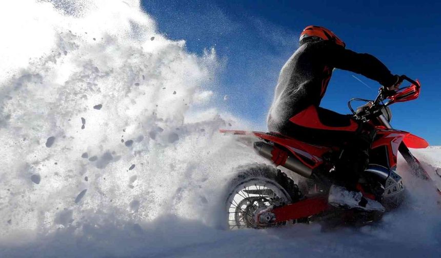 Karla kaplanan Ergan Dağı’nın zirvesine motosikletleriyle çıkarak sezonun ilk kayağını yaptılar