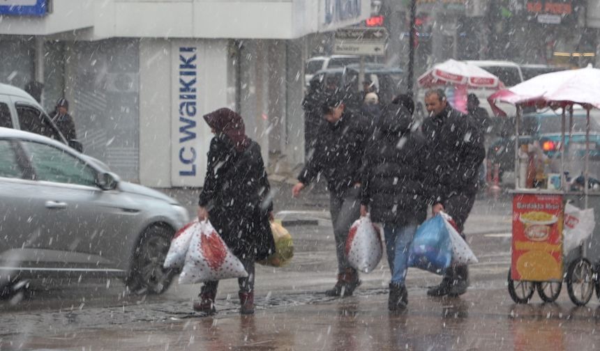 Aksaray’da şehir merkezine yılın ilk karı yağdı