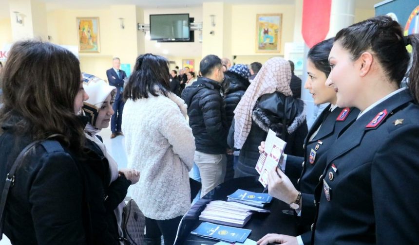 Jandarma, "Kadına El Kalkamaz" standı ile bilgilendirdi
