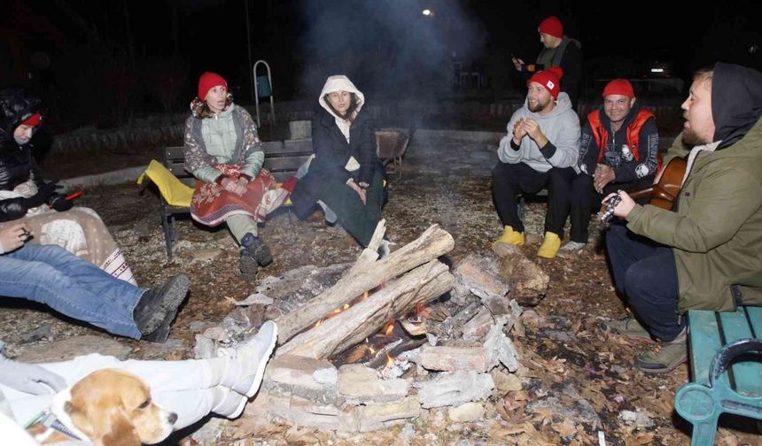 Rus turistler fırında kendi pidelerini pişirdi, kamp ateşinde eğlendi