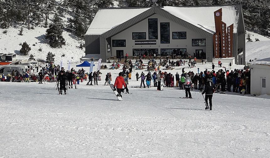 Sezonun en erken açan Denizli Kayak Merkezi yerli ve yabancı turistlerin akınına uğradı