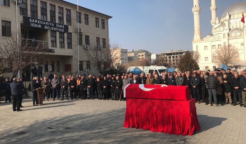 Vefat eden Iğdır eski belediye başkanı için belediye önünde tören düzenlendi