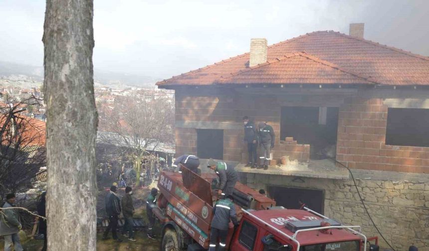 2 katlı ev, yangın sonucu kullanılamaz hale geldi