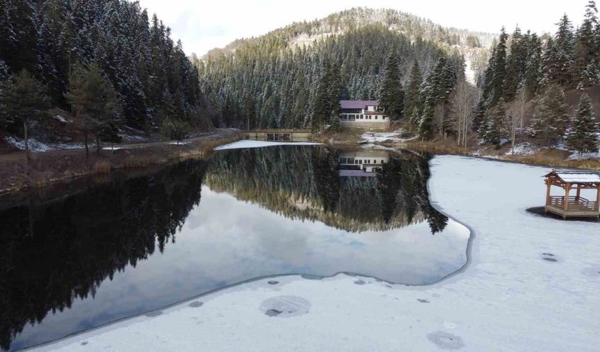 Akgöl Tabiat Parkı’nda kartpostallık kar manzarası