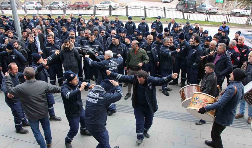 Amasya Belediyesi’nde işçiler rekor maaş zammını davul-zurnayla kutladı