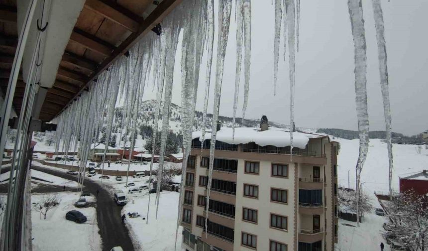 Bingöl’de 1,5 metrelik buz sarkıkları oluştu