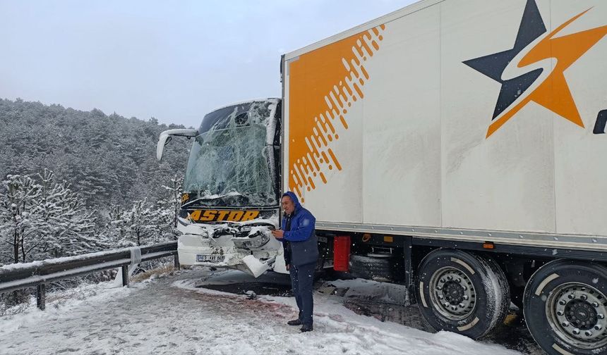 Bolu’da kar yağışı sebebiyle kayganlaşan yolda 6 araç zincirleme kazaya karıştı: 5 yaralı
