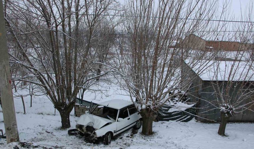 Buzlanma nedeniyle otomobil şarampole yuvarlandı: 4 yaralı