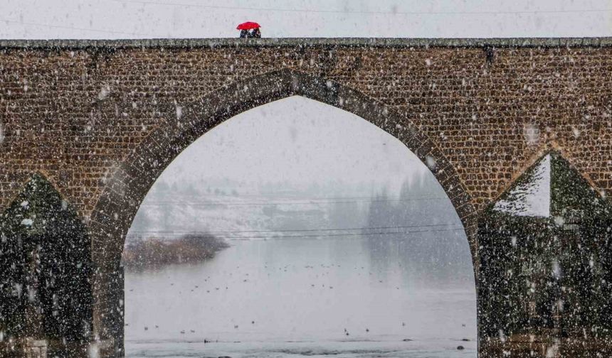 Diyarbakırlılar kar yağmasını On Gözlü Köprü’de halay çekerek kutladı