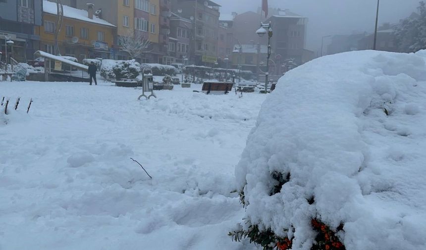 Dursunbey’de kar yağışı sonrası 38 mahallenin yolu ulaşıma kapandı