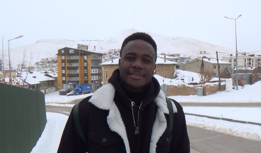Ekvatorlu üniversite öğrencisi Bayburt soğuğu ve karlı havası karşısında şaşırdı