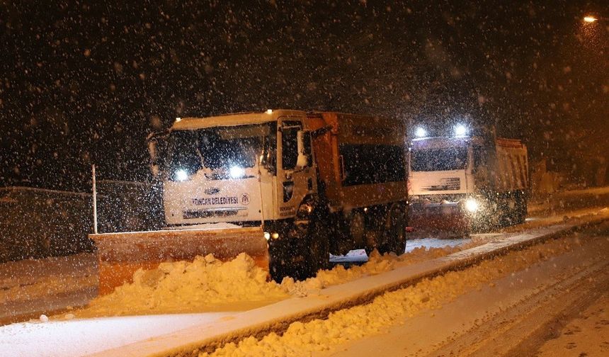 Erzincan’da kar küreme çalışmaları