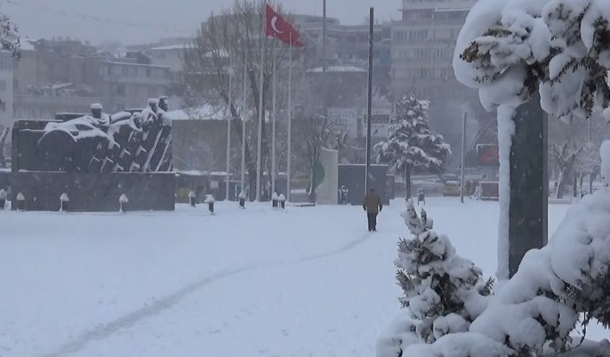 Gaziantep’te kar yağışı etkili oluyor