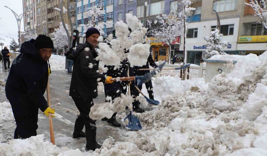 Hakkari Belediyesi kar küreme timi iş başında