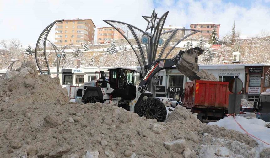 Hakkari Belediyesi’nin karla mücadele çalışmaları devam ediyor